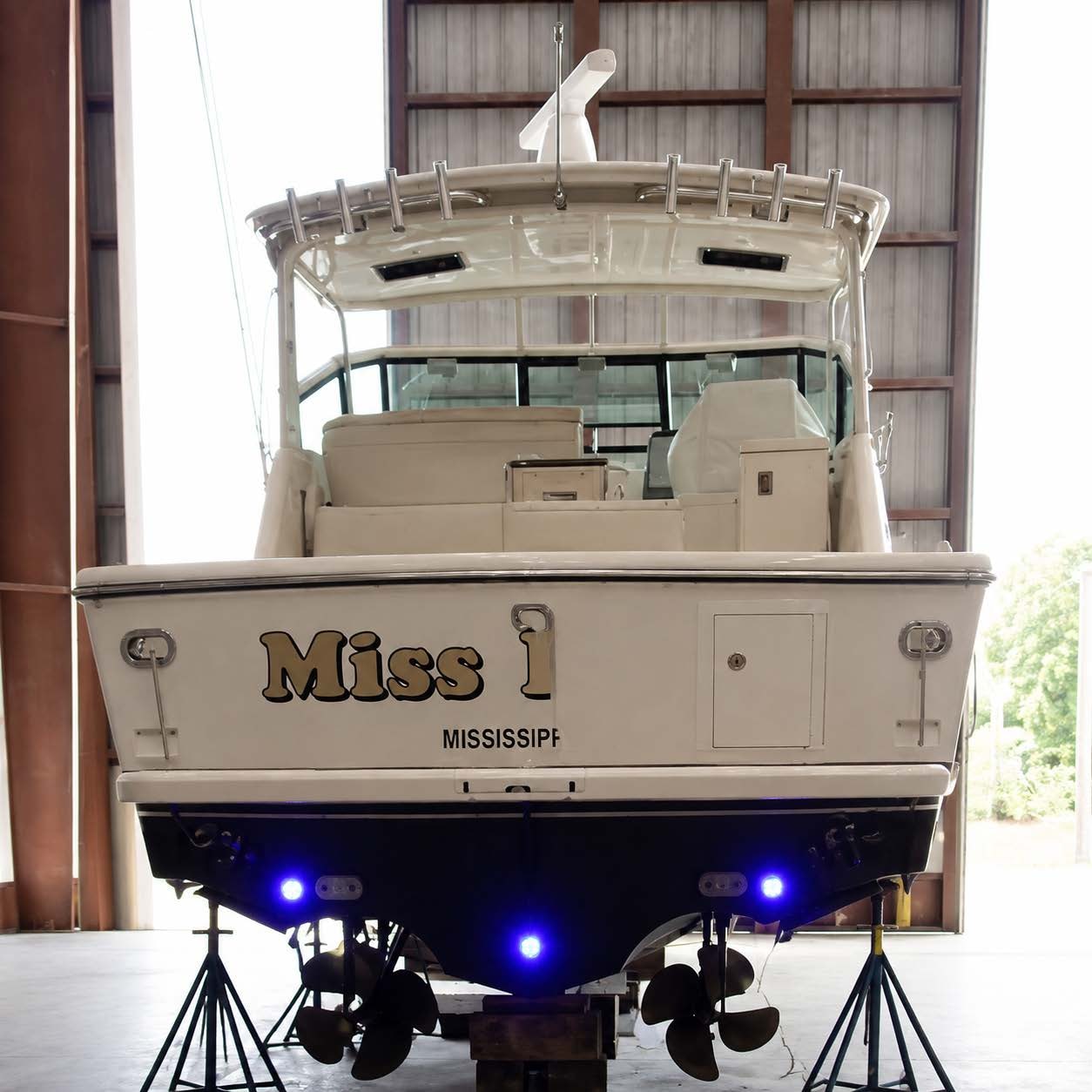 "Miss I" with blue underwater hull LEDs installed