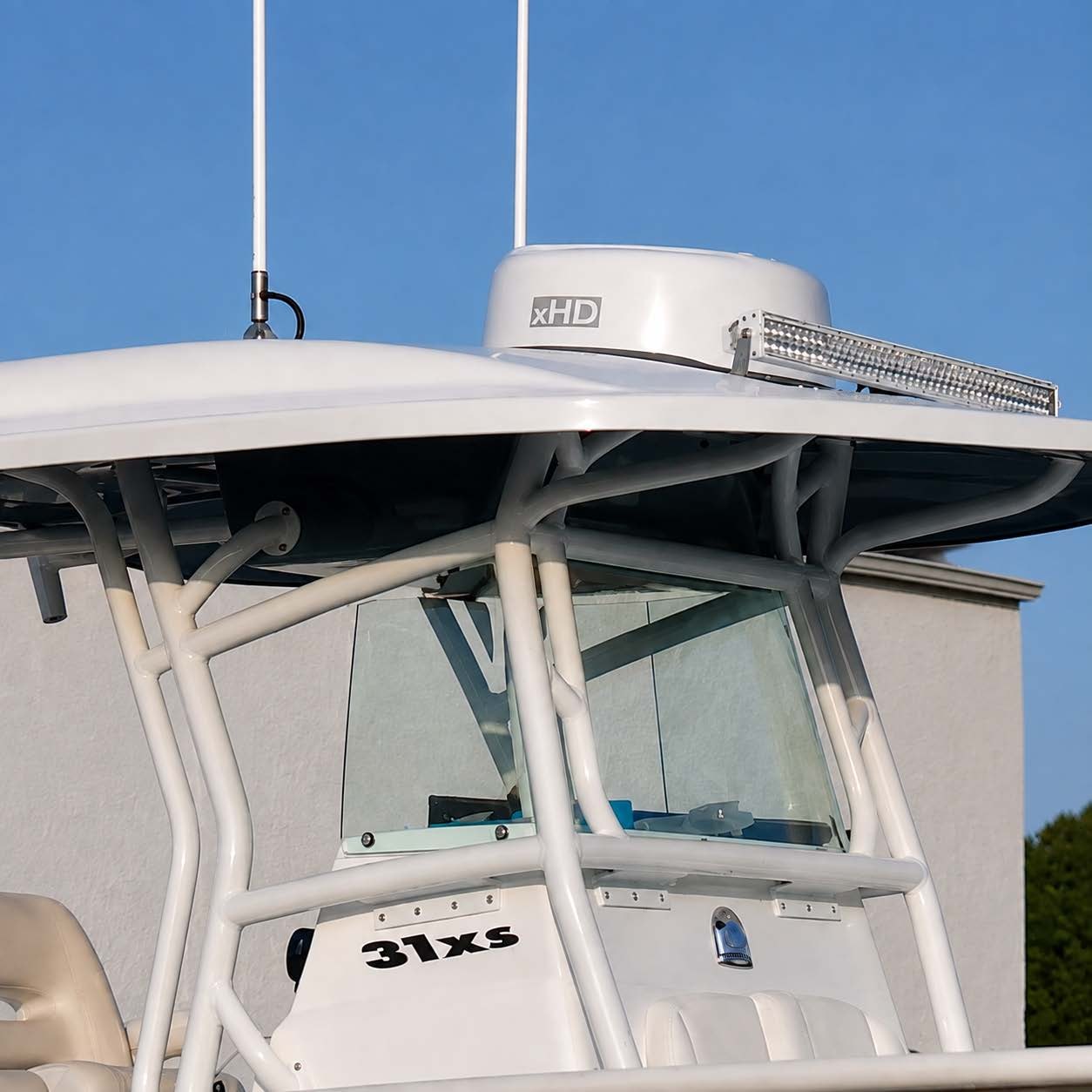 xHD radar dome & LED light bar on T-top